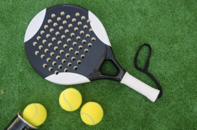 bovenaanzicht padel racket en ballen