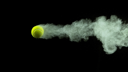 Een tennisbal 'in actie'